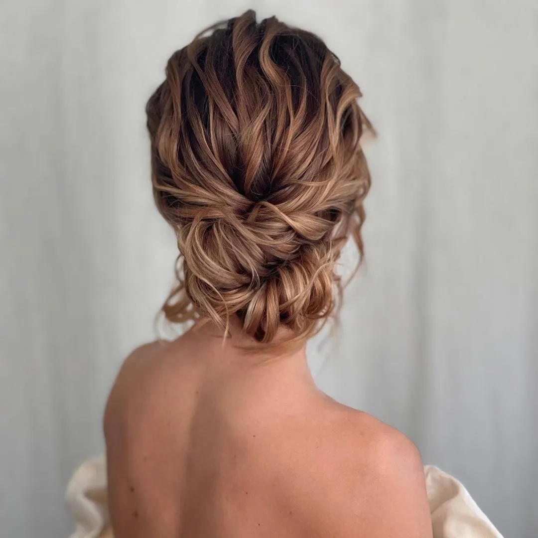 Bridal Hair von Kasia Fortuna: weicher Chignon im Nacken in Honigblond mit gedrehten Wellen, Rückansicht