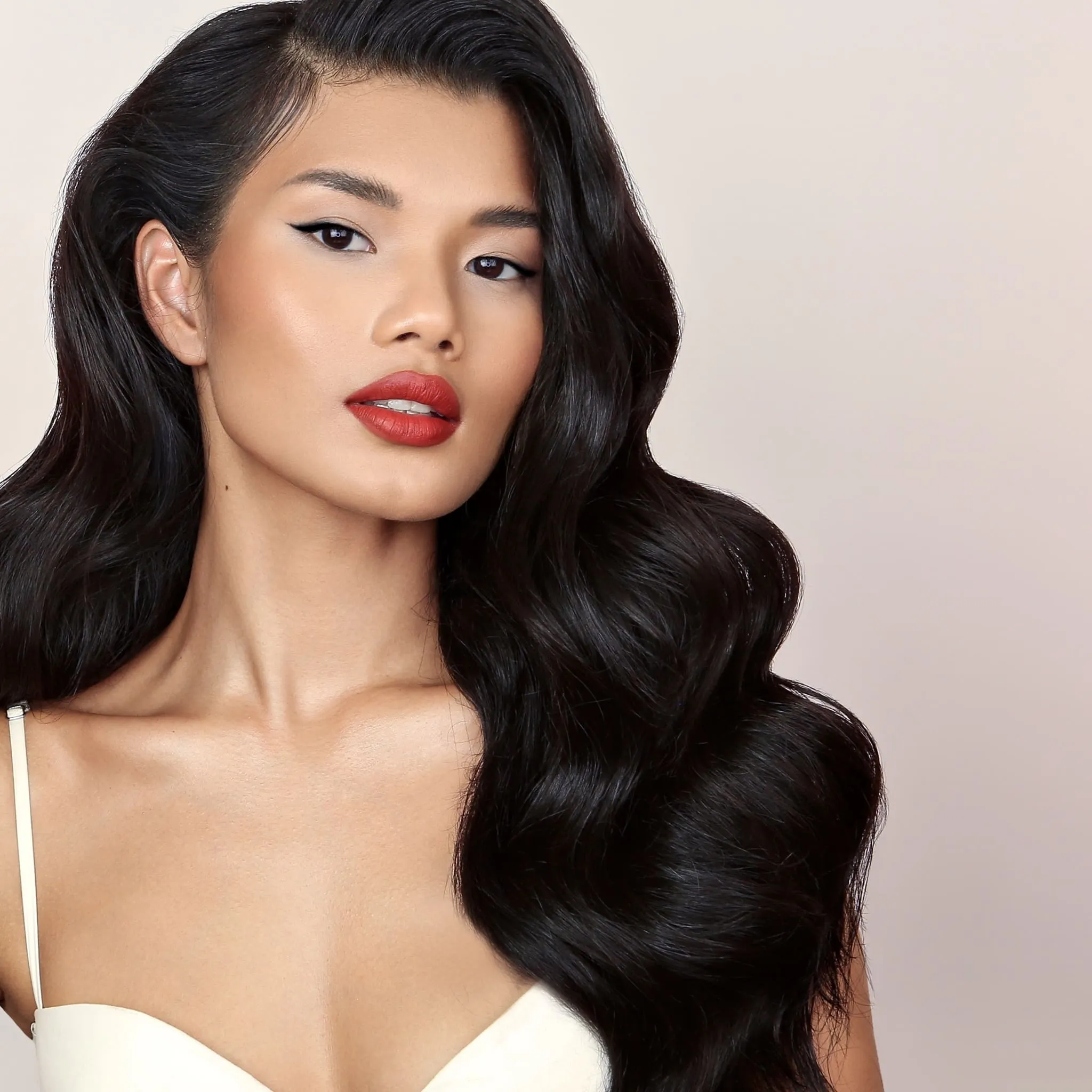Bridal Make-up von Kristina Gasperas: klassischer Hollywood-Look mit rotem Lippenstift und Eyeliner, dunkle Hollywood Waves