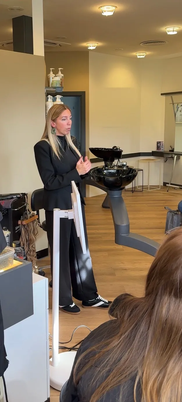 Jasmin Werner bei einer Schulung in einem Salon, neben einem Waschplatz
