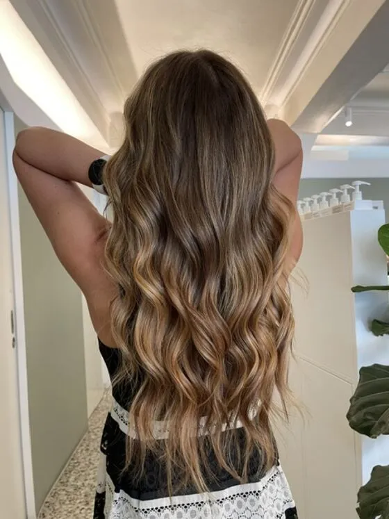 Rückansicht: langes Haar mit fließendem Balayage-Verlauf von Braun zu Karamell